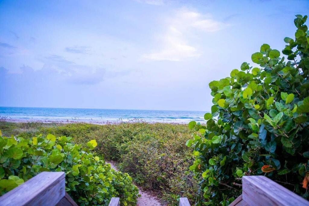Beach House W/Putting Green/Game Rm/Rooftop Deck شاطئ كوكوا المظهر الخارجي الصورة